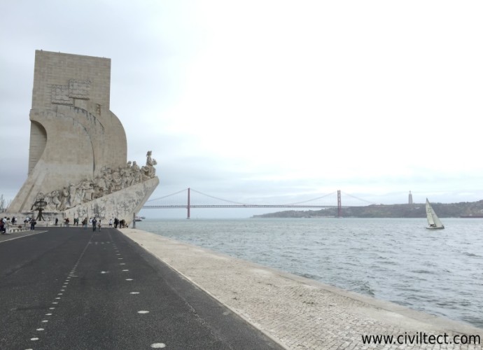 مجسمه یادبود دوران اکتشاف پرتغال (Padrão dos Descobrimentos) - پل 25 آوریل و مجسمه حضرت مسیح (در سمت راست تصویر) نیز میتواید مشاهده کنید.