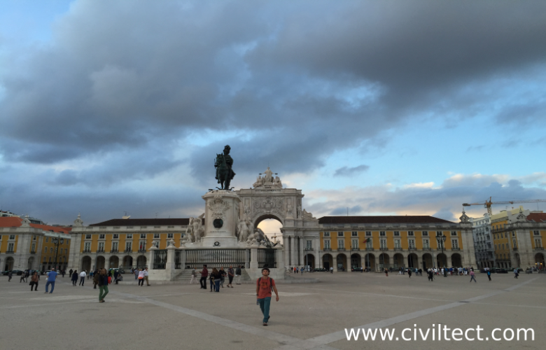 میدان Praça do Comércio 